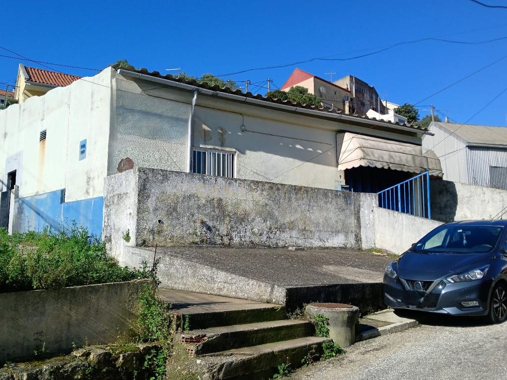 Oportunidade de investimento na Ponte da Bica – Ramada, Armazém com potencial para diversas áreas de negócios - Image 1