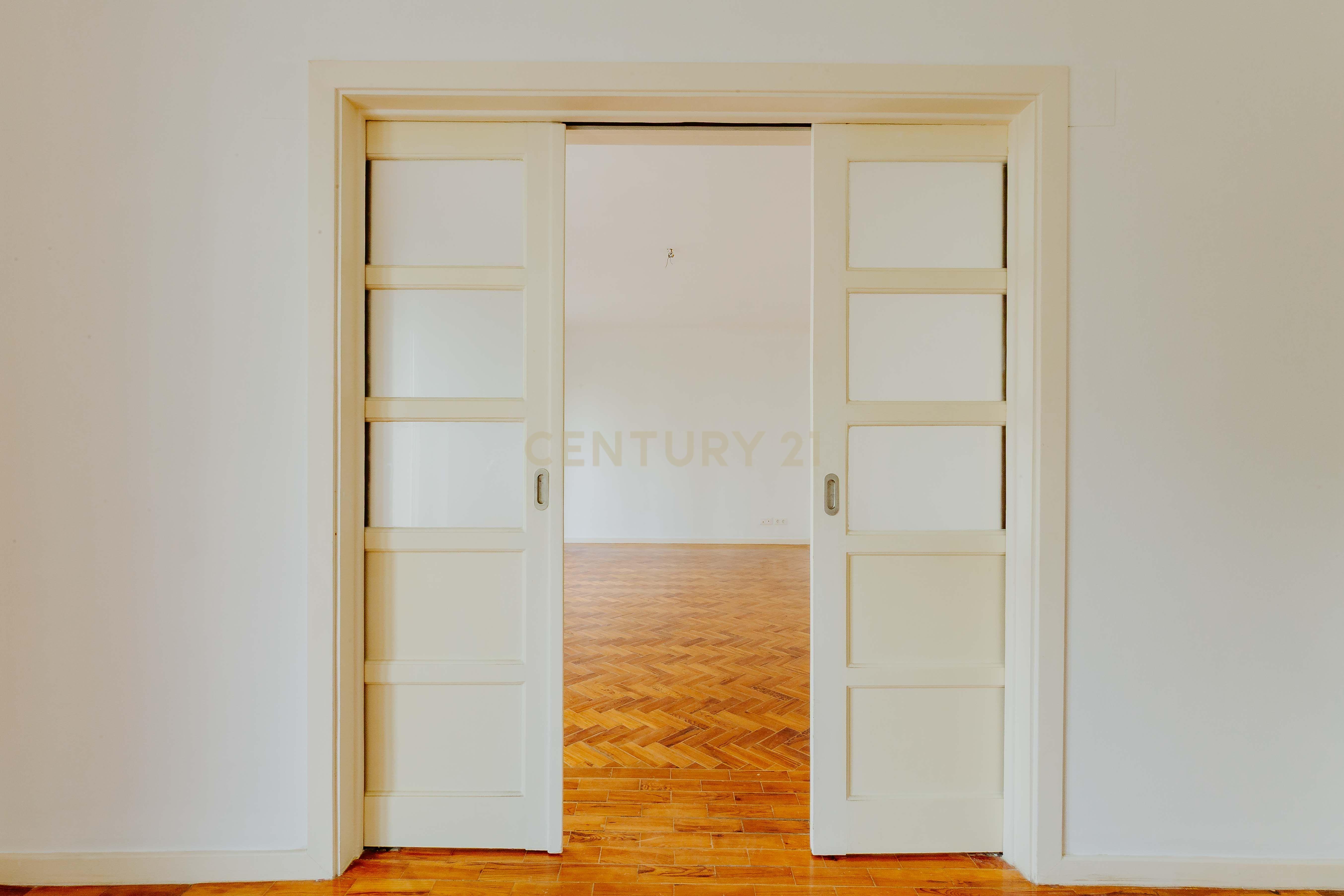 APARTAMENTO T5 REMODELADO SALDANHA LISBOA - Image 13