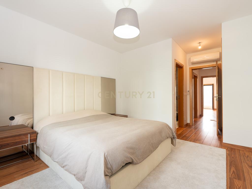 Apartamento de tipologia T3, com 2 varandas, 2 WC e box para 4 viaturas, situado no Jardim da Amoreira - Ramada em Odivelas. - Image 28