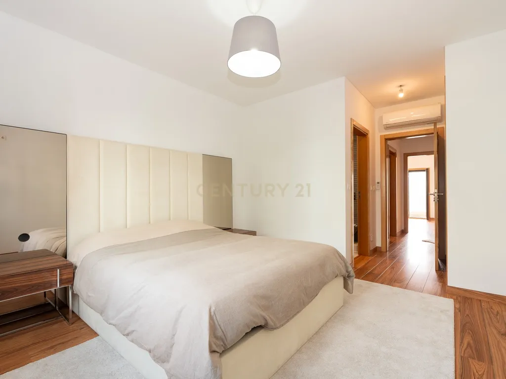 Apartamento de tipologia T3, com 2 varandas, 2 WC e box para 4 viaturas, situado no Jardim da Amoreira - Ramada em Odivelas. - Image 28