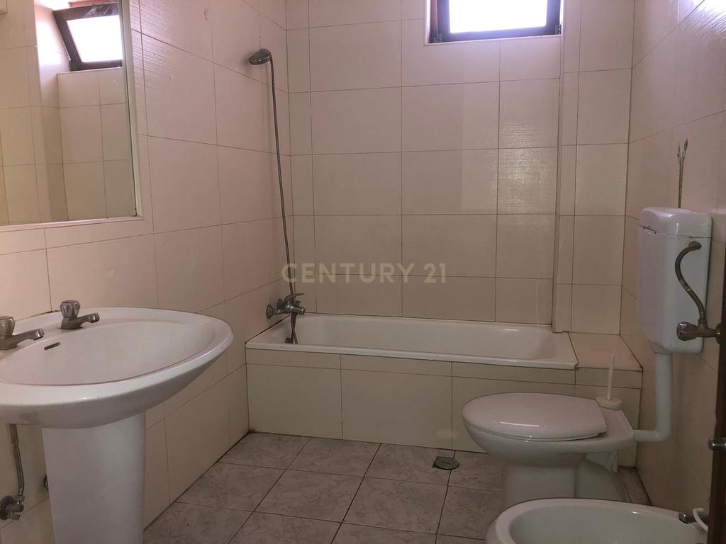 Apartamento T1 com Terraço de 125 m² no Centro do Barreiro - Image 9