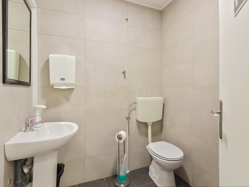 Loja com dois pisos localizada numa zona central e consolidada de Sacavém - Image 5