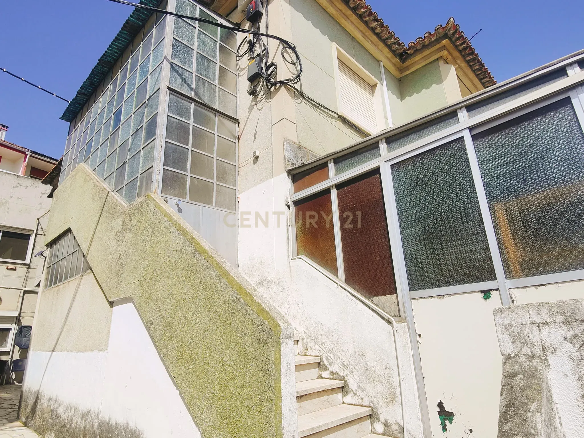 Prédio Bi-Familiar T2 e 2 Anexos Tipologia T1 Em Zona Residencial Tranquila Na Póvoa de Santo Adrião  - Image 10