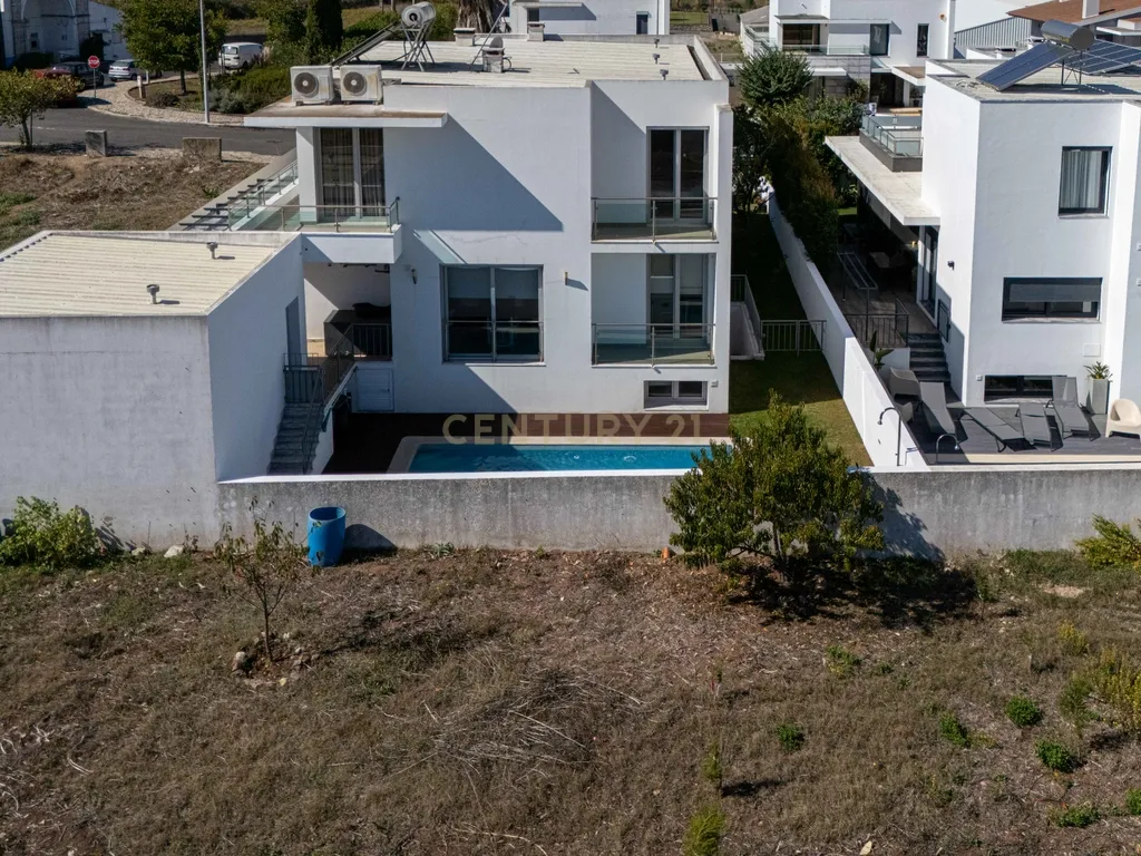 Moradia Isolada de Arquitetura Moderna com Piscina, Jardim e Garagem (Morelena /Pêro Pinheiro) - Image 55