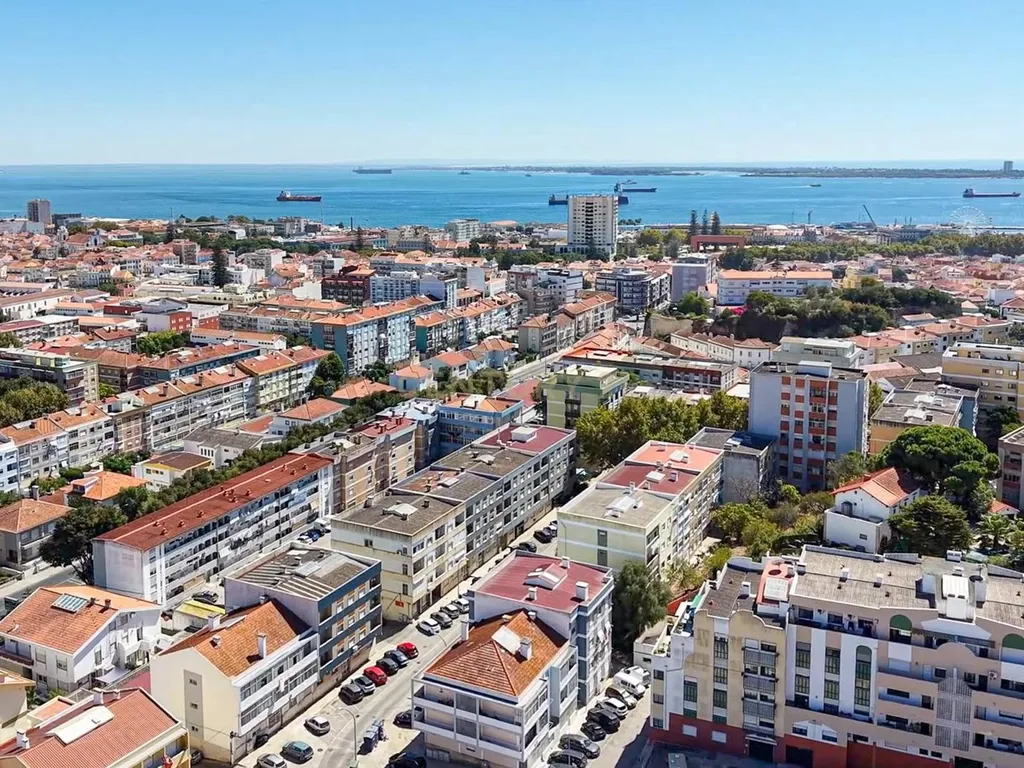 Apartamento Renovado com Vista Mar em Setúbal - Image 27