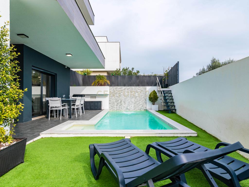 Luxuosa Moradia T3 com Vista Panorâmica em Loures, Lisboa para investimento! - Image 3