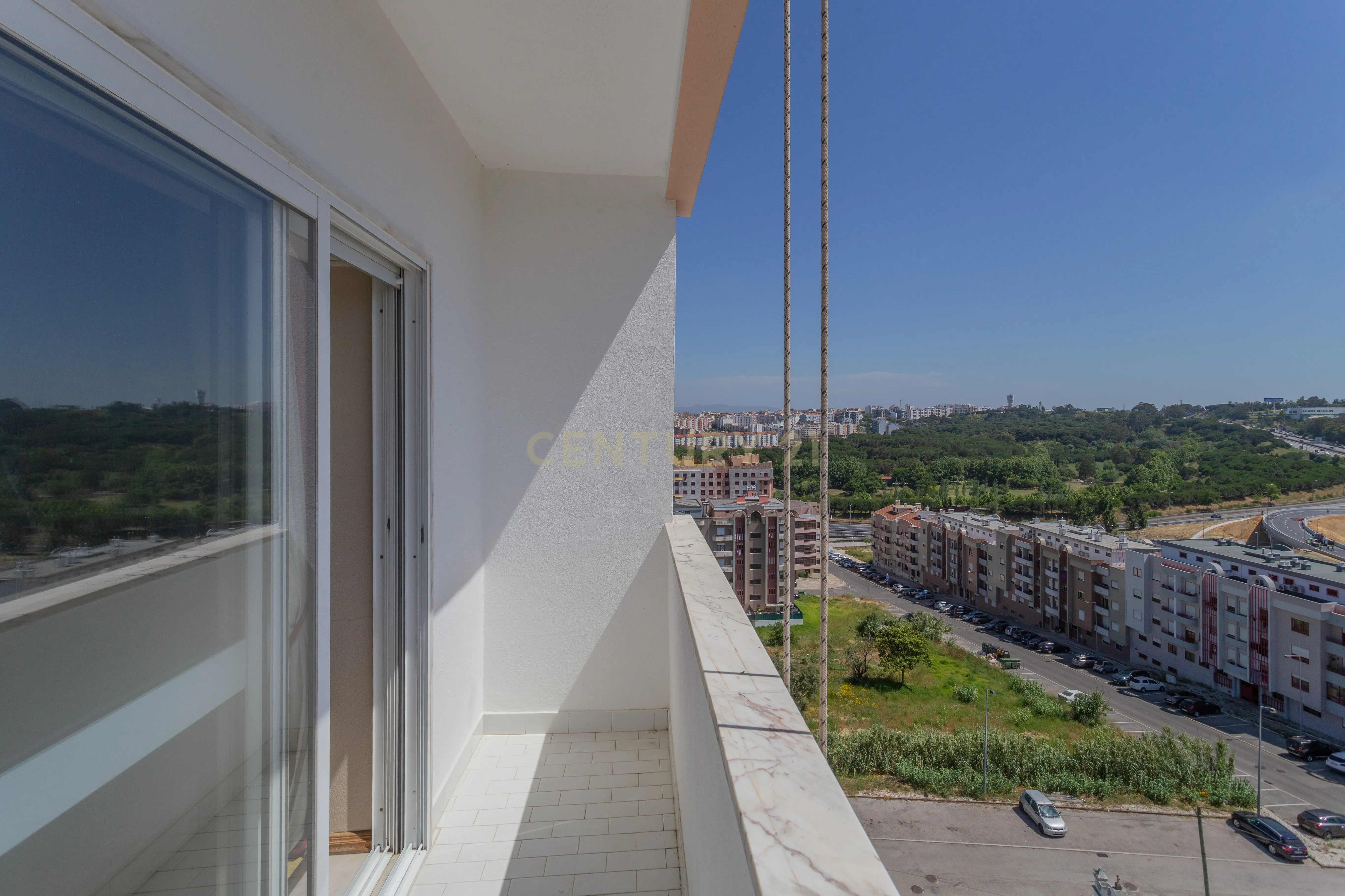 Magnifico T5 com 7 assoalhadas três frentes Almada Pragal vista magnifica prédio com dois elevadores, 50 metros da paragem do metro - Image 41