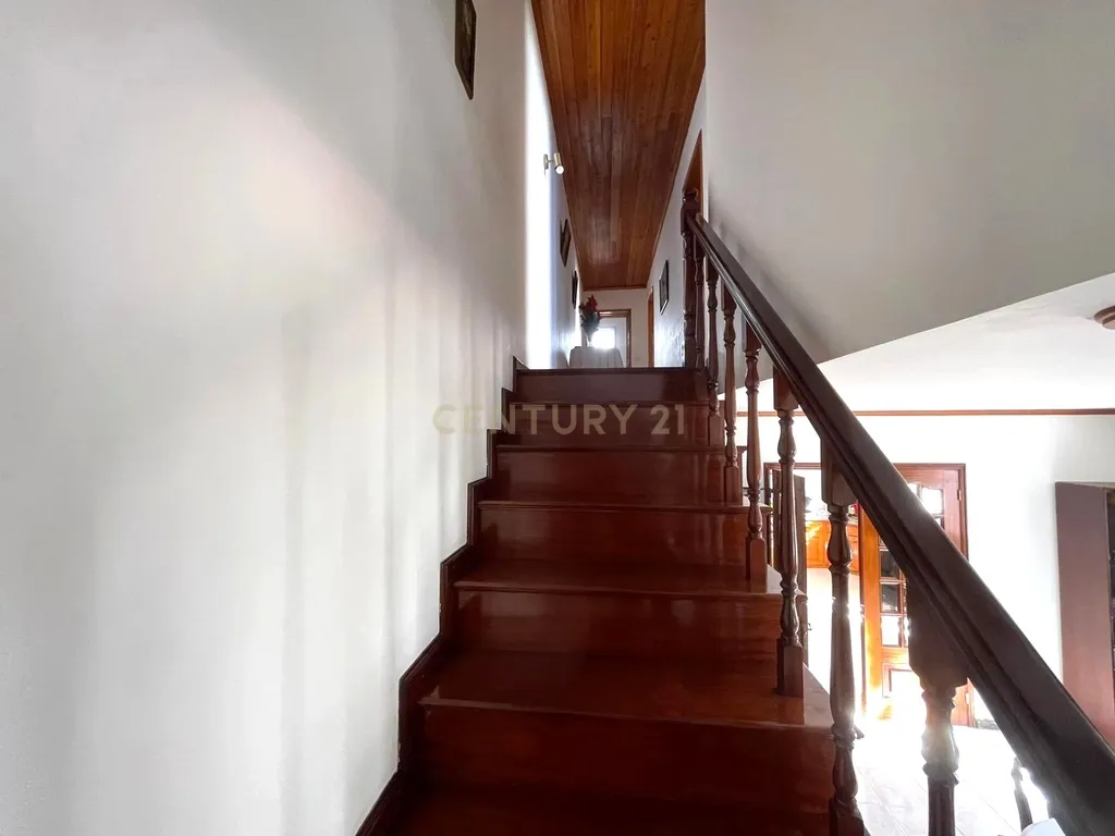 Exclusiva Moradia T4 Inserida em Lote de 753,5 m² nos Arrifes - Image 32
