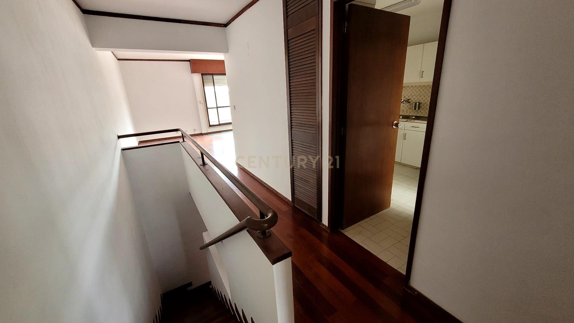 T3 Duplex para Arrendamento no Centro de Telheiras - Image 9
