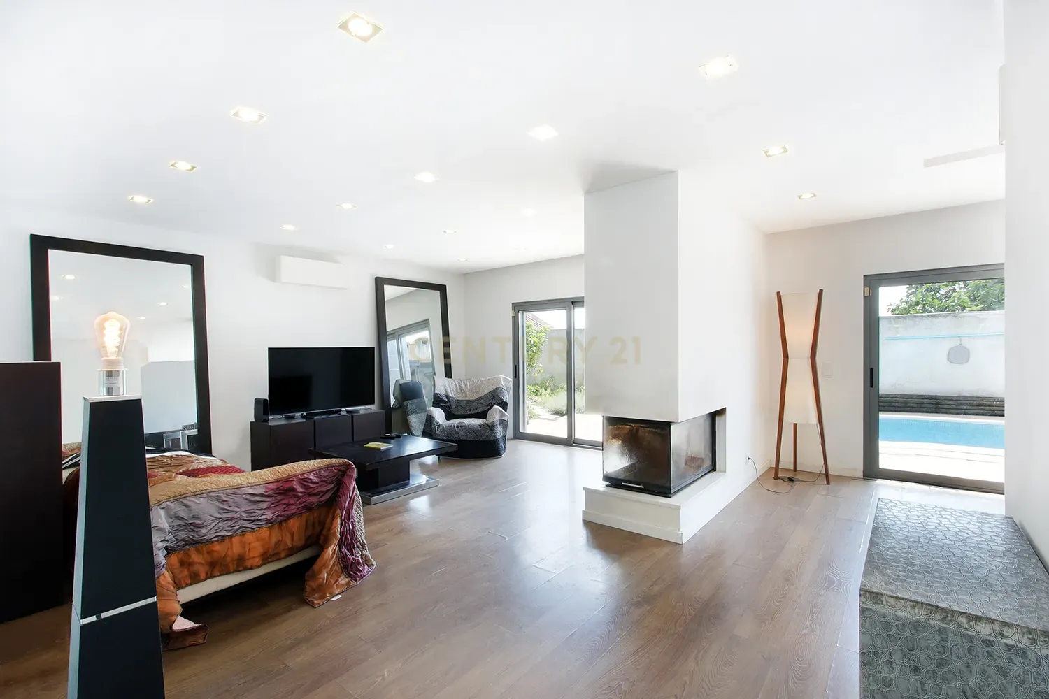 Fotografia 9 de Moradia Isolada T4 Moderna com Piscina Privada, Jardim e Garagem Ampla na Pontinha