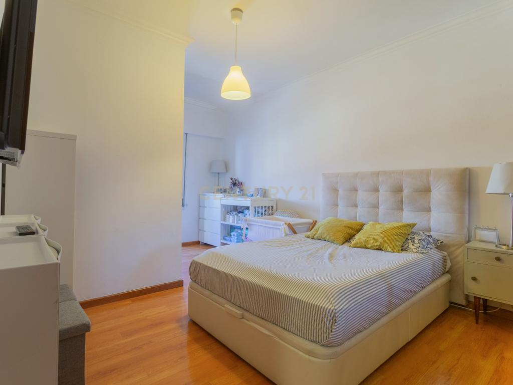 Apartamento Remodelado em Corroios, Seixal T3 + 3, garagem e Terraço - Image 14