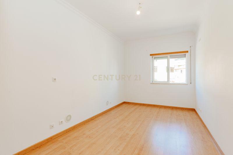 Apartamento T2 em Odivelas com Box e Varanda - Image 20