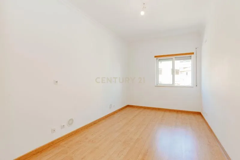 Apartamento T2 em Odivelas com Box e Varanda - Image 20
