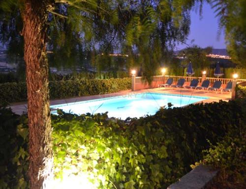Uma propriedade rural rodeada pela natureza com uma casa de dois andares, piscina privada vedada e terraço para banhos de sol, licença turística, um olival produtivo, instalações para animais adaptáveis ​​e acesso pavimentado a apenas 10 minutos de Ronda. - Image 48