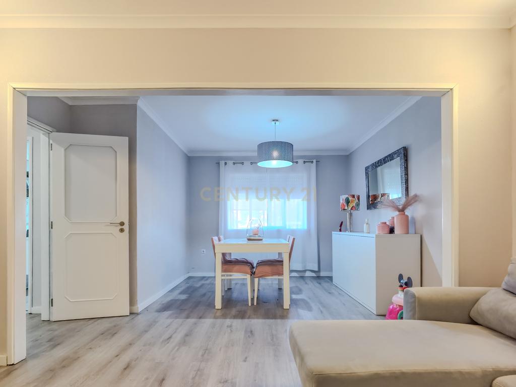 Apartamento T2, de 2 frentes, localizado em Rio Tinto, com Sótão e Garagem Box - Image 6