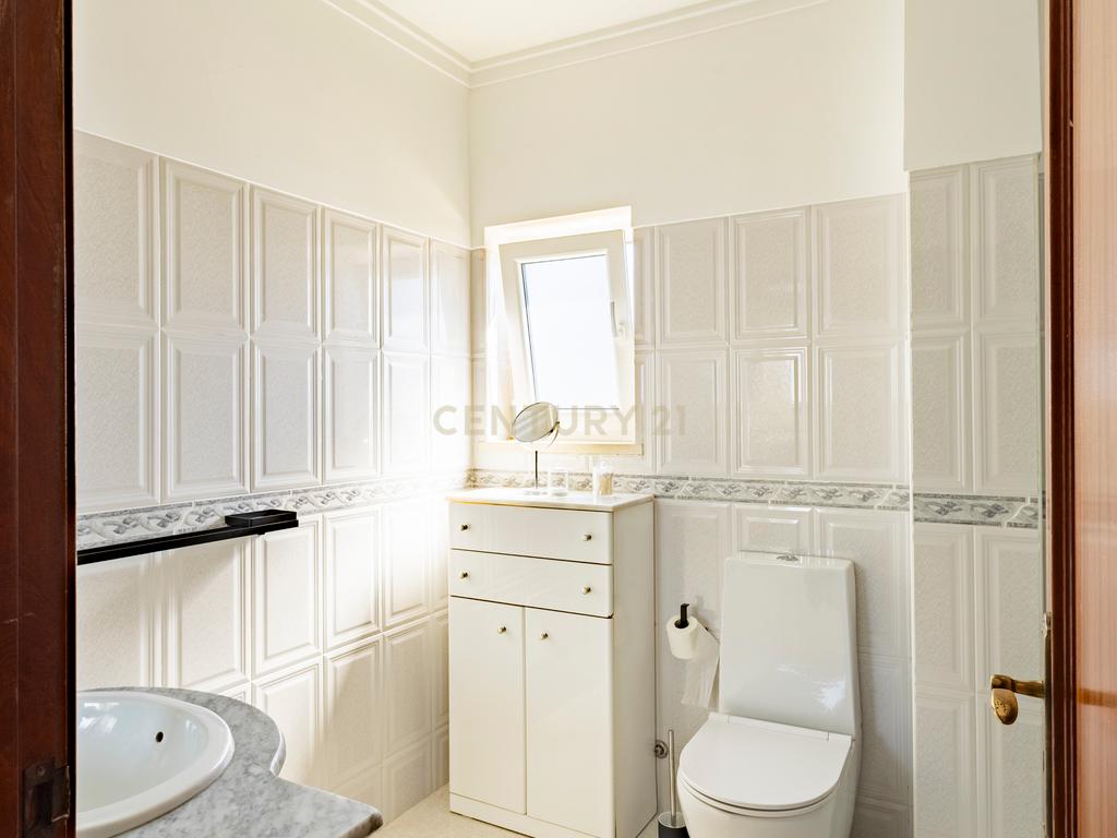 Moradia T2 Geminada com Aproveitamento de Sótão na Quinta do Conde - Image 15