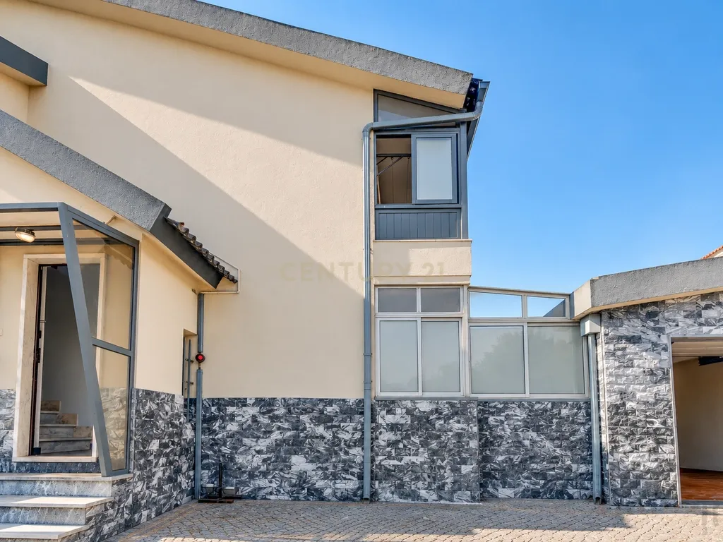T2+2 Renovado com Sótão, Espaço Exterior e Garagem — Centro de Tires - Image 24