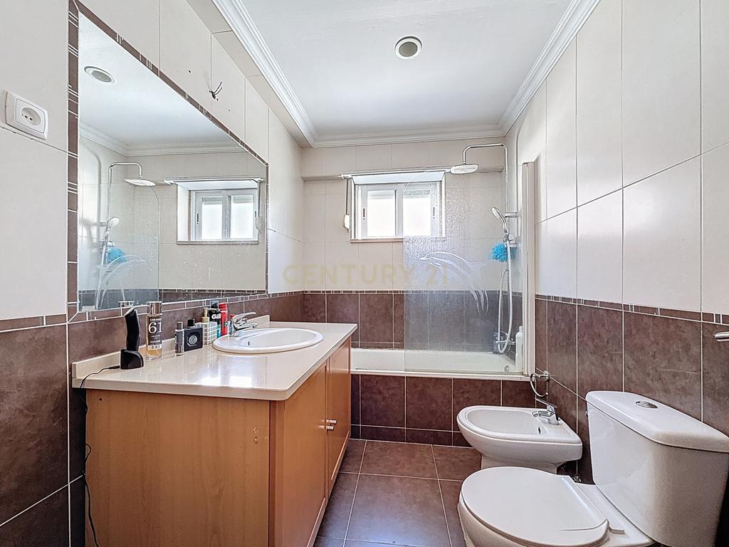 Apartamento T3 em Amora, Seixal - Oportunidade Única! - Image 20