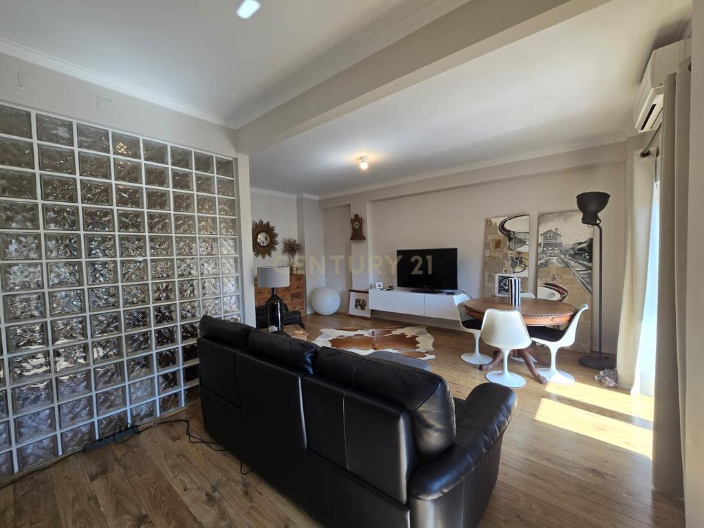 Apartamento T3 Transformado em T2 com Acabamentos de Luxo no Centro do Laranjeiro - Image 4