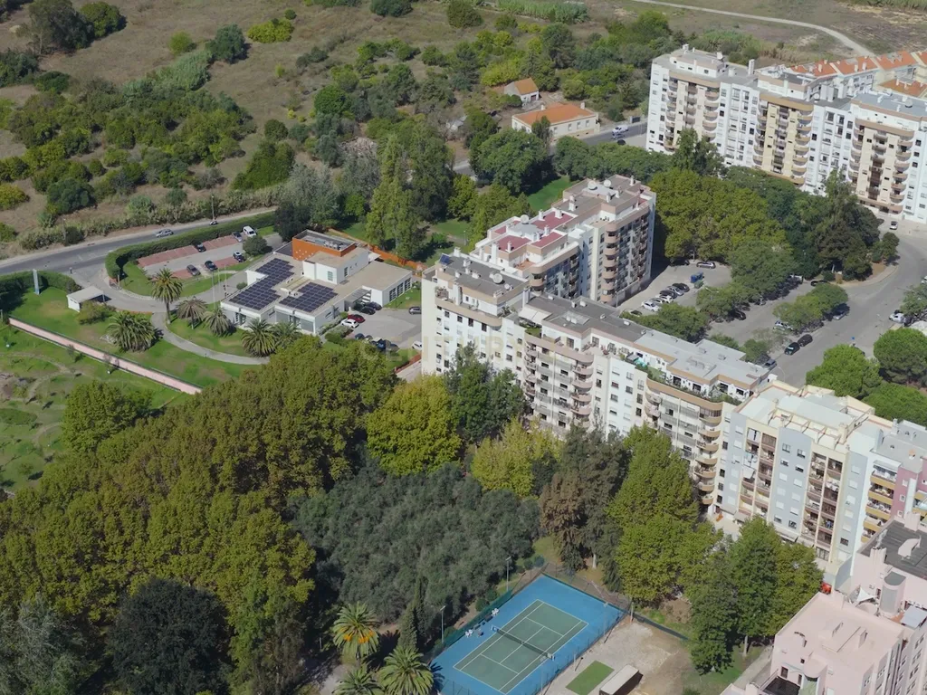 T4 com Vista sobre o Jardim de Vanicelos e Serra da Arrábida - Image 42