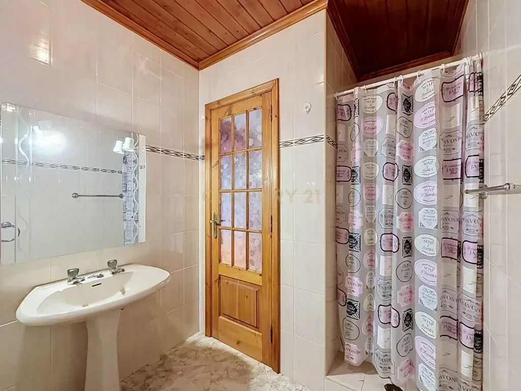 Fotografia 12 de Moradia T3+1 térrea com garagem, jardim e amplo terreno — Aflitos, Fenais da Luz