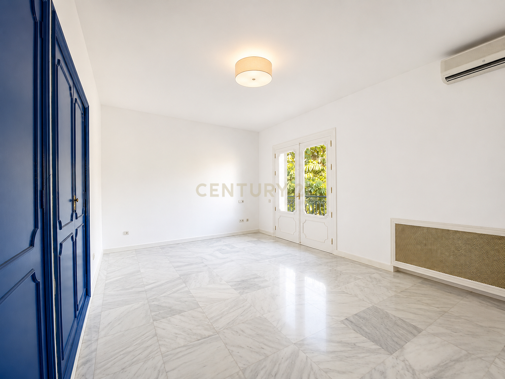 Grande moradia independente com vista para o mar, piscina privada e enorme potencial em Benalmádena - Image 14