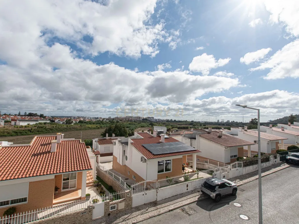 Apartamento T3 com Parqueamento e Arrecadação - Image 18