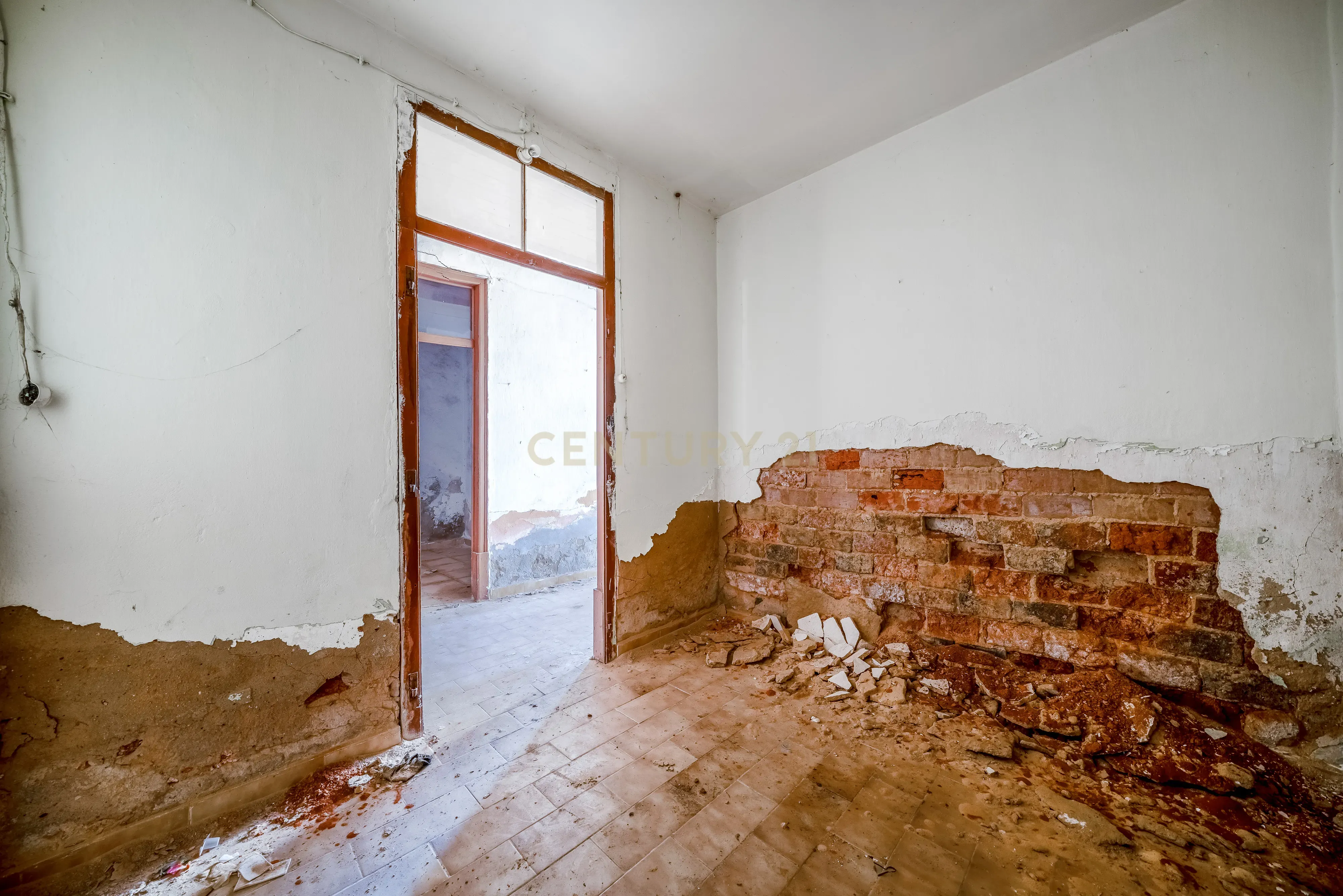 Fotografia 9 de Moradia inserida num terreno de 191 m2, anterior a 1951 e c/ Projeto Aprovado até 255 m2 de construção, no Centro do Algoz.