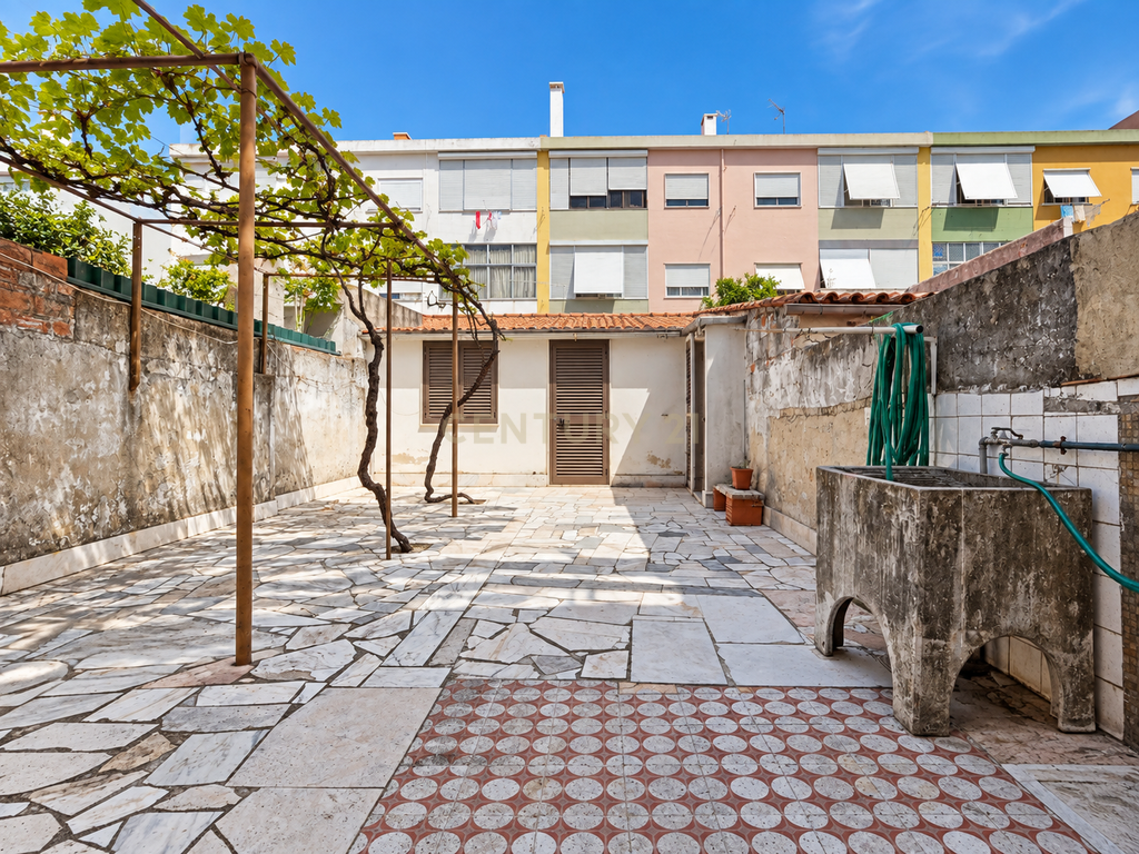 Prédio de 2 andares com quintal e anexos em Santo André, Barreiro - Image 16