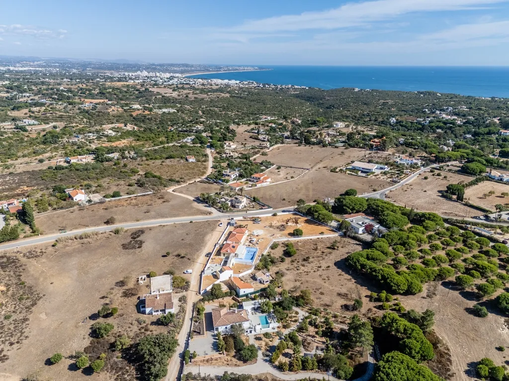 Moradia T4+1 de construção nova com piscina infinita | Caramujeira, Lagoa - Image 44