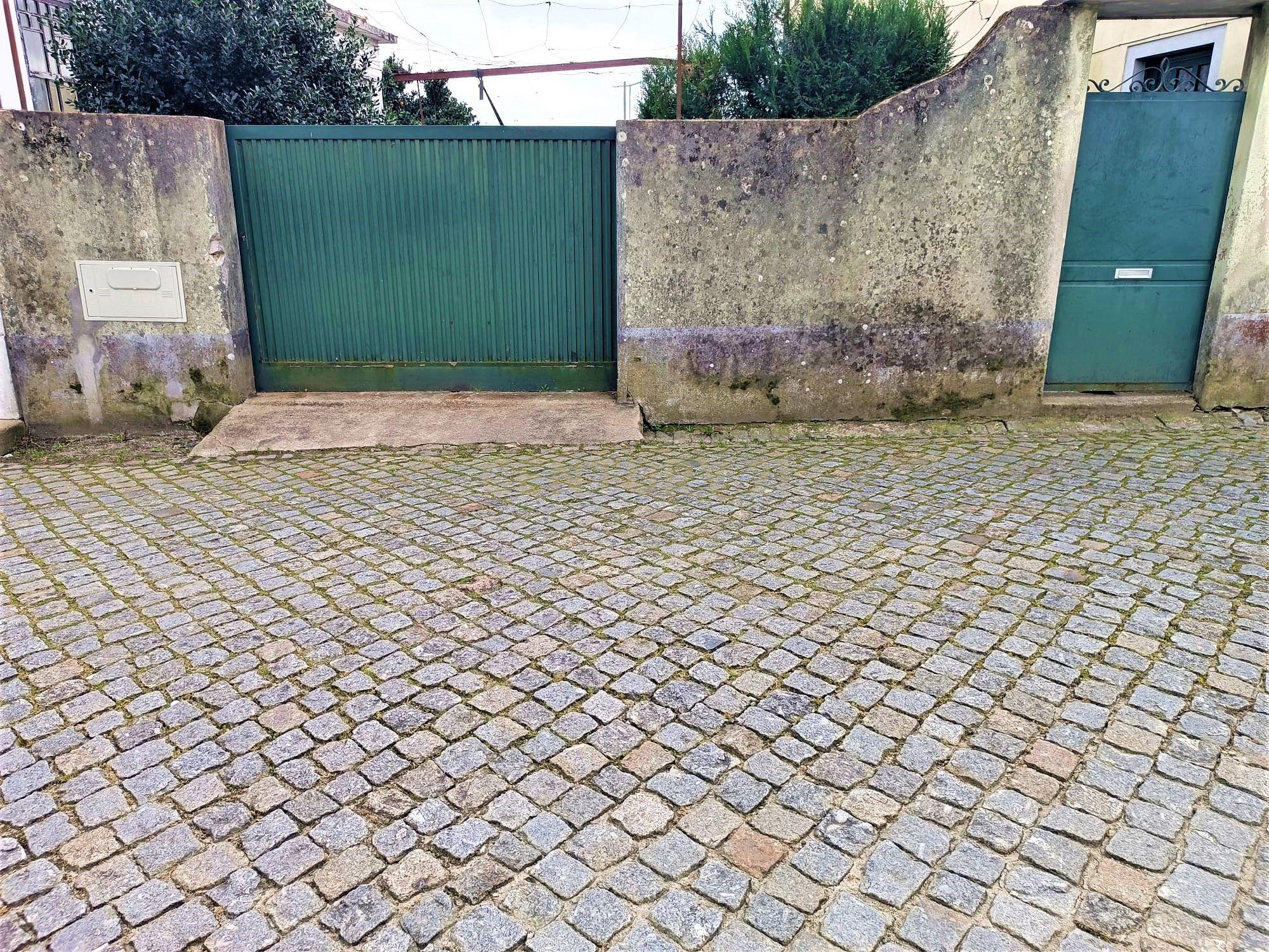 Moradia bifamiliar com cinco quartos, terreno e água para reconstrução no coração da Cidade da Maia, em Gueifaes - Image 8