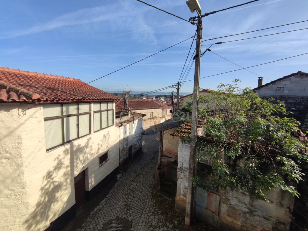 Moradia para recuperar a 5kms da cidade de Chaves - Image 19