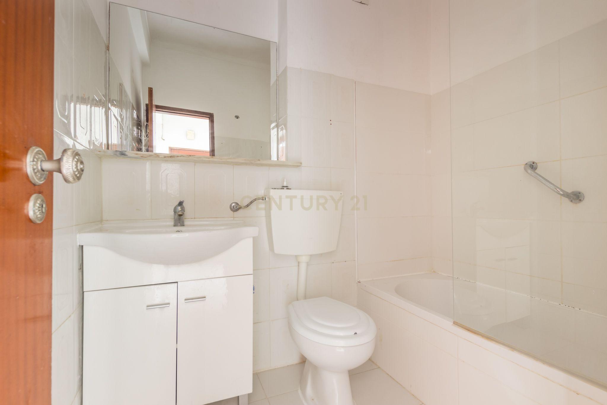 Apartamento T3 em Barreiro com Excelente Localização e Luz Natural - Image 18