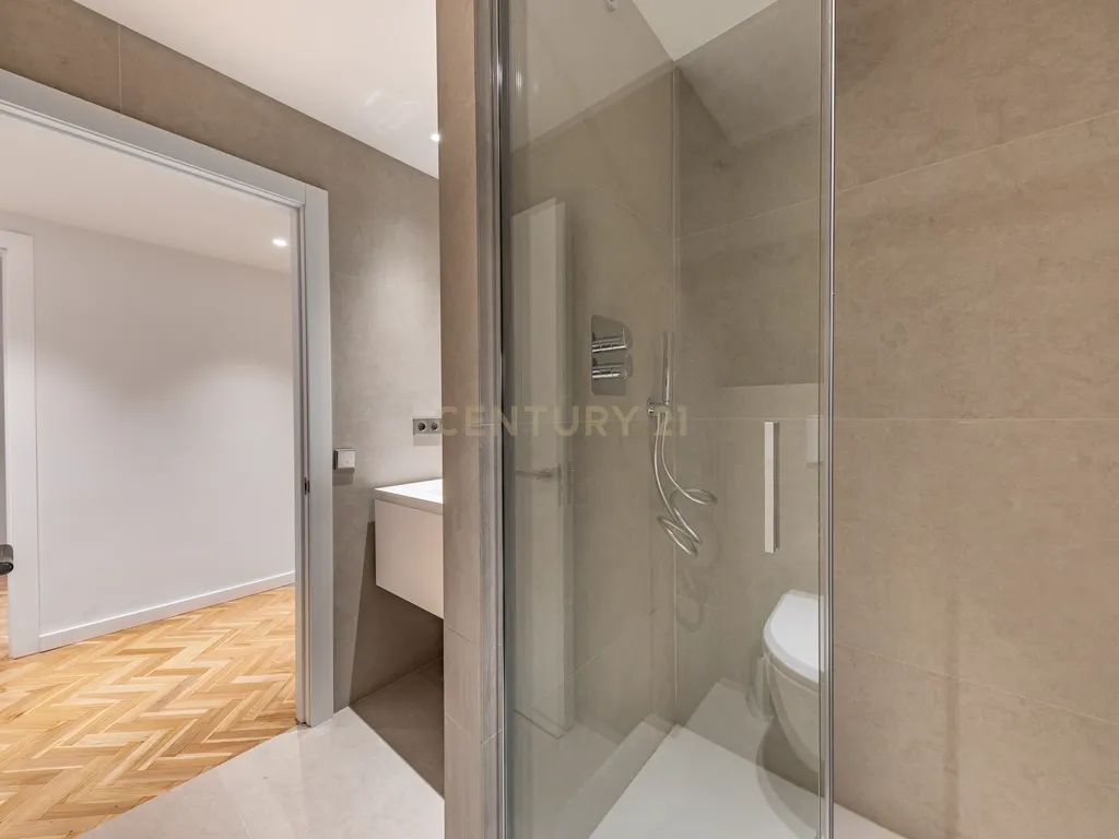 Espetacular apartamento renovado de 220 m² com 4 quartos - Image 18