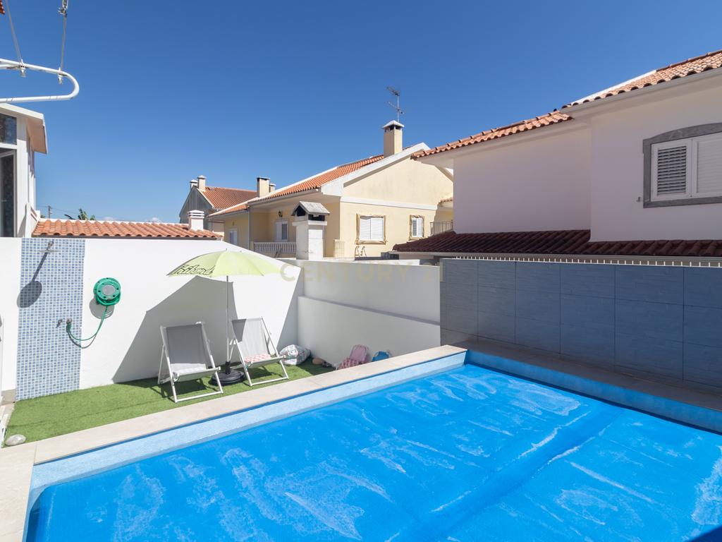 Moradia T3 com Piscina e Excelentes Áreas nos Foros de Amora - Image 17