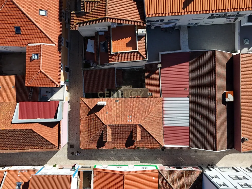 Moradia com projeto aprovado para 3 apartamentos no Centro Histórico de Mafra - Image 3