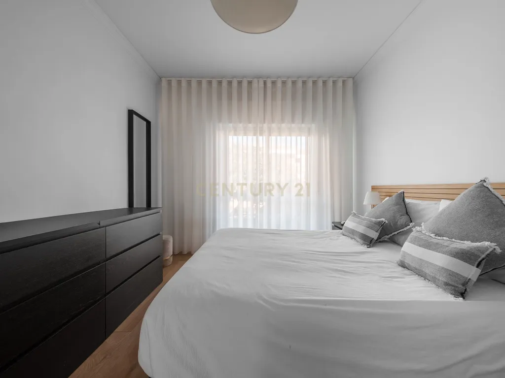 Apartamento T2 Renovado com Varanda e Arrecadação em São João da Talha - Image 2