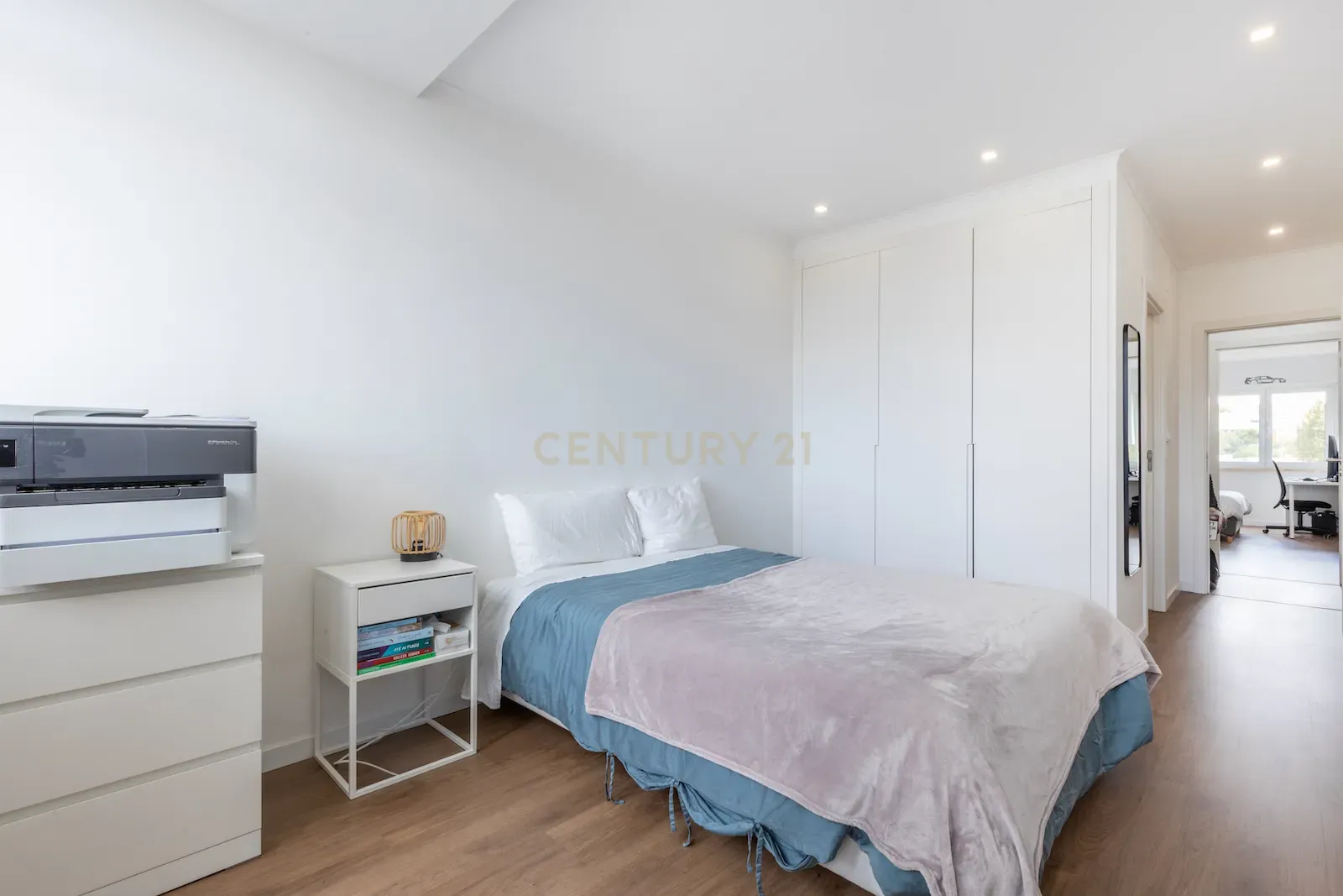 Apartamento T3 Totalmente Renovado com Excelente Localização em Lisboa - Image 2