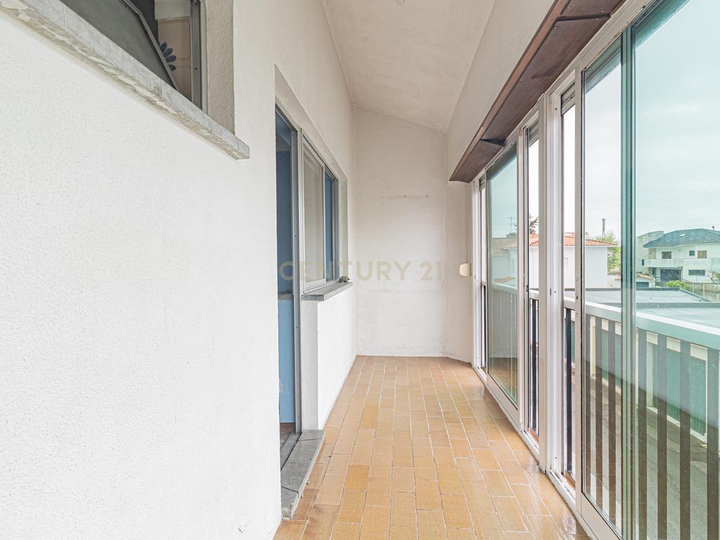 Moradia T5 com 220m2 no centro de Linda-a-Velha - Image 13