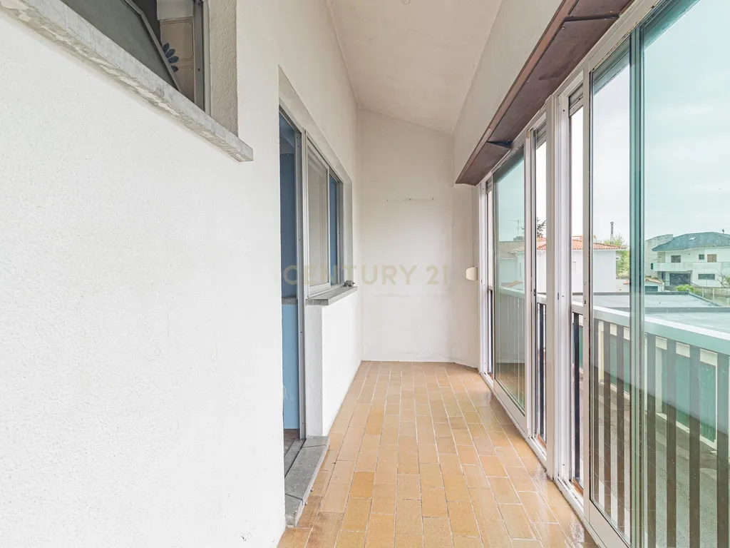 Moradia T5 com 220m2 no centro de Linda-a-Velha - Image 13