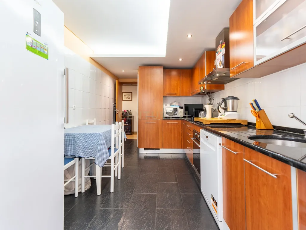 Apartamento T3 com 2 Terraços Gigantes e Vista Rio – A 10 min de Lisboa - Image 29