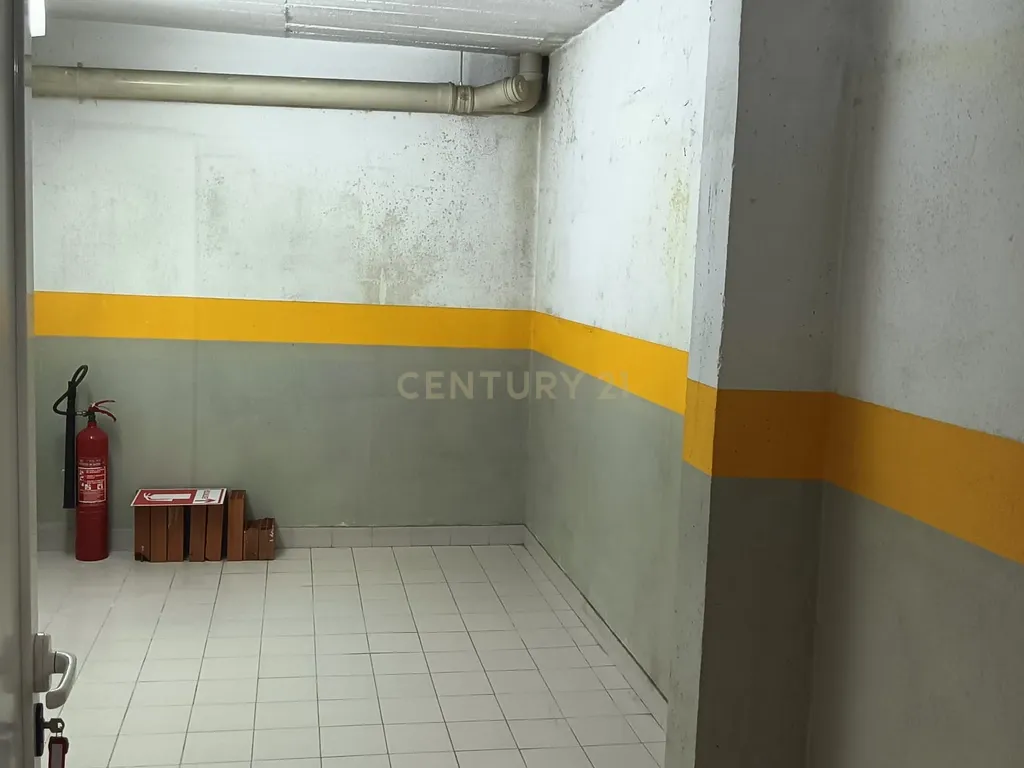 T3 com Suite/Garagem e Arrecadação - Vialonga - Image 69
