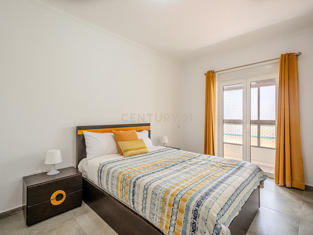 Apartamento T2 com Vista Mar na Primeira Linha de Praia – Quarteira - Image 14