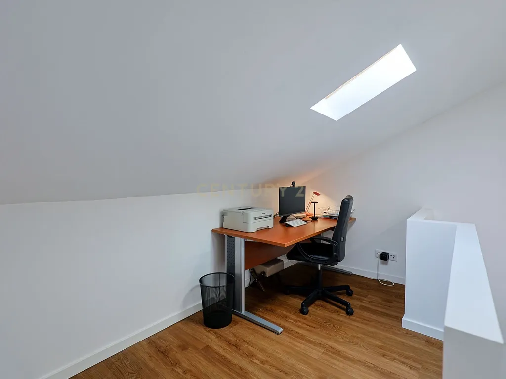 Apartamento T3 Duplex Remodelado no Centro de Corroios - Image 22