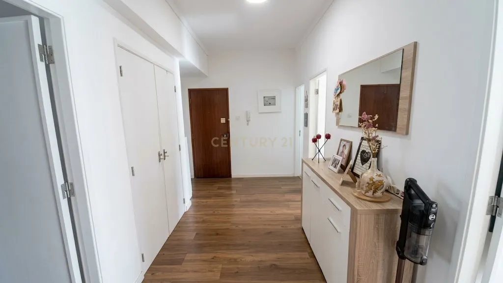 Apartamento Renovado com Vista Panorâmica no Fogueteiro - Image 3