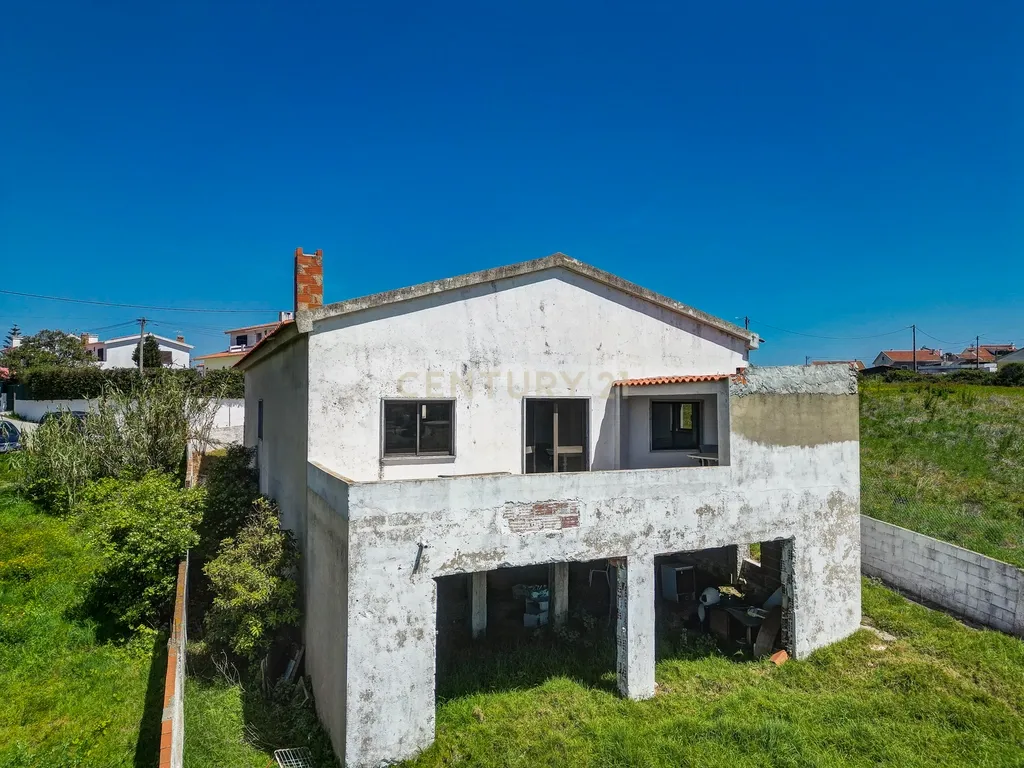 Moradia com Terreno Amplo e Vista Mar na Carvoeira - Image 50