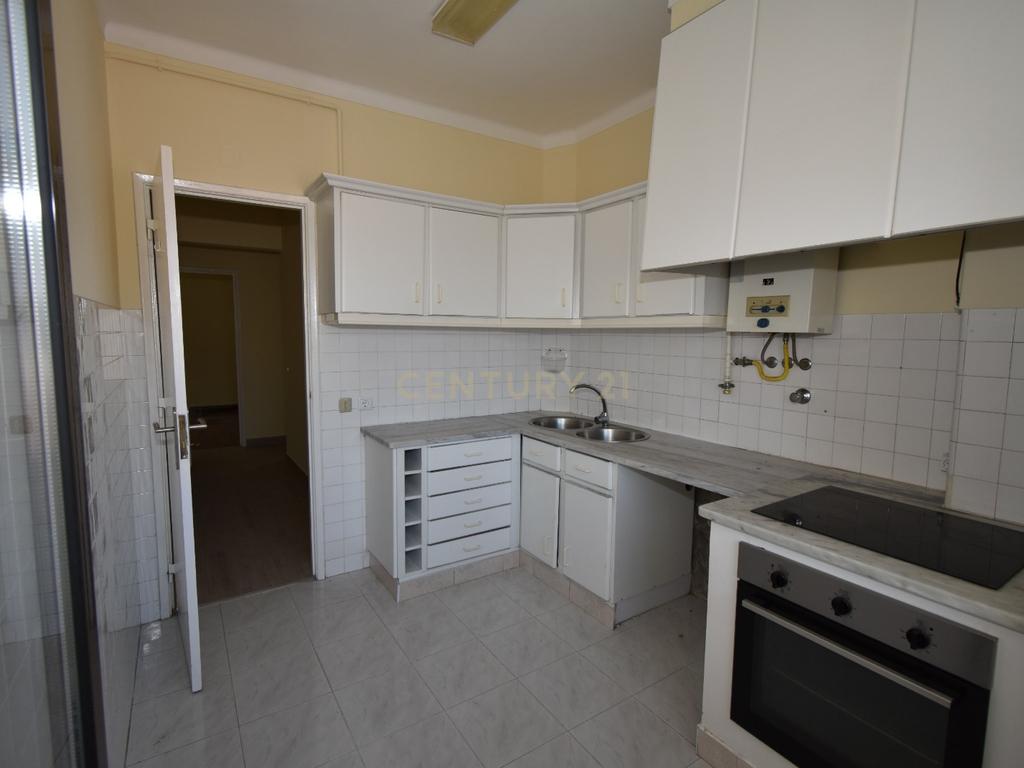 Apartamento T3 em Excelente Estado – Localização Central e Ótima Exposição Solar - Image 4