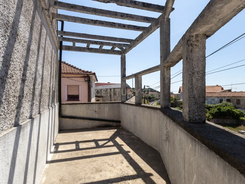 Moradia T4 de Charme, Quatro Frentes com Amplo Espaço Exterior - Image 7