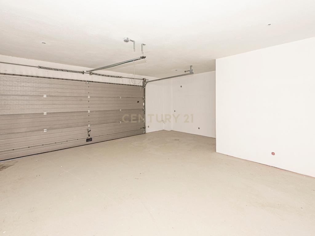 Moradia de Arquitetura Contemporânea na Aldeia dos Capuchos, Vista Mar, Rio e Cidade, com Garagem, Elevador, Piscina e Cobertura com Vista Panorâmica 360º. - Image 9