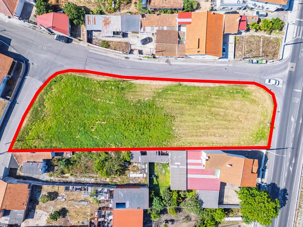Terreno com 2.117 m² e elevado potencial construtivo. Antigo projeto aprovado para prédio de apartamentos e índice de construção 1. Uma excelente oportunidade para promotores imobiliários. - Image 7